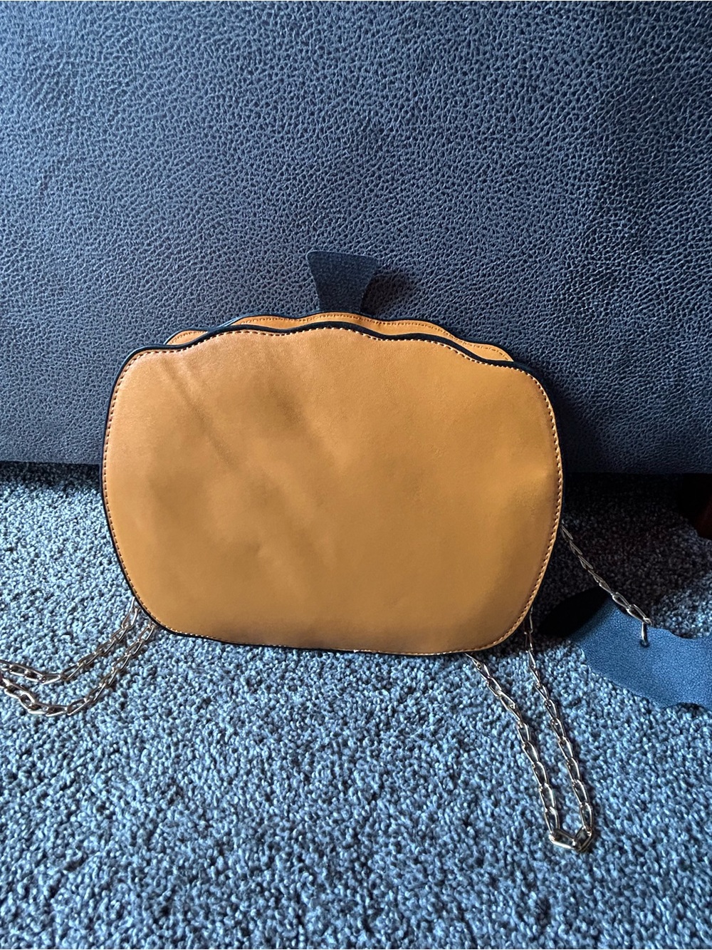 Jack-o-Lantern Crossbody Bag with bat charm - Picture 4 of 6